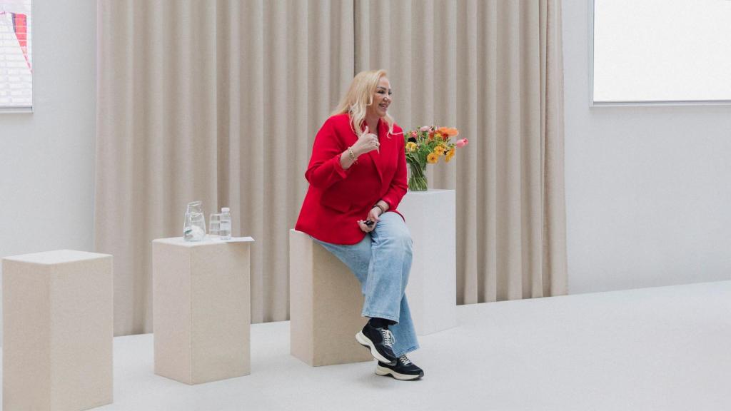 Leyla Ertur durante su charla con los periodistas.