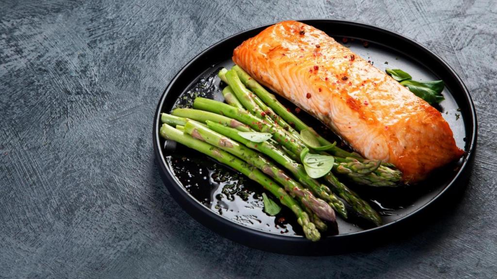 Salmón con espárragos verdes