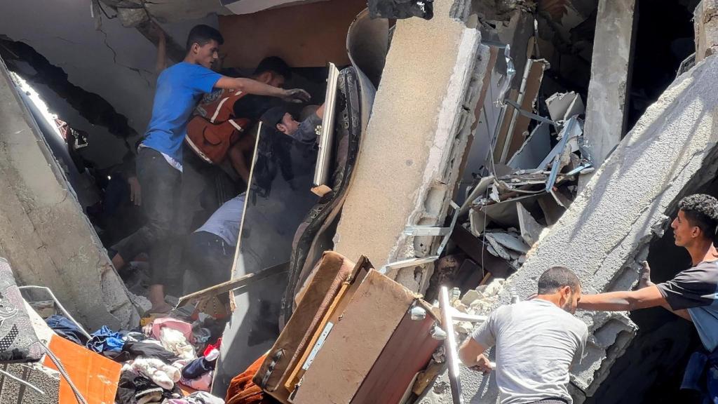 El ataque de Israel contra un edificio en Shejaia, en la ciudad de Gaza, este jueves.