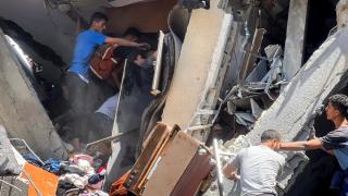 El ataque de Israel contra un edificio en Shejaia, en la ciudad de Gaza, este jueves.