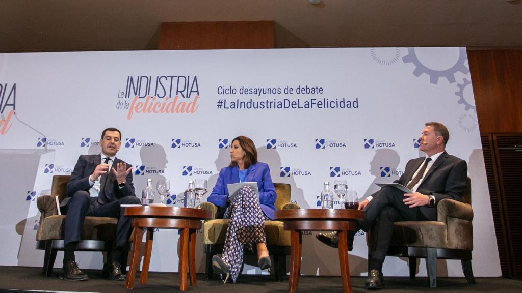 Emiliano García-Page y Juanma Moreno en el coloquio del Ciclo de Desayunos de debate 'La industria de la felicidad'. Foto: JCCM.