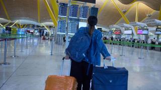 Una pasajera consulta un panel des salidas de vuelos en la zona de facturación de la Terminal 4 del Aeropuerto Adolfo Suárez Madrid-Barajas, a 1 de agosto de 2023, en Madrid (España).