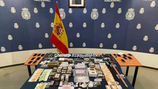 La droga y los objetos incautados por la Policía Nacional