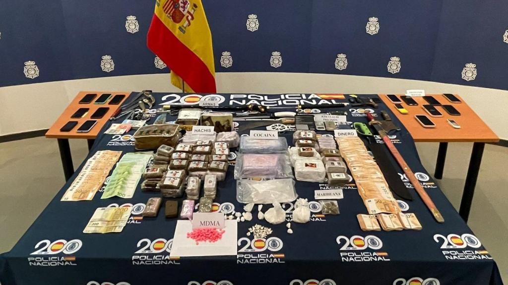 La droga y los objetos incautados por la Policía Nacional