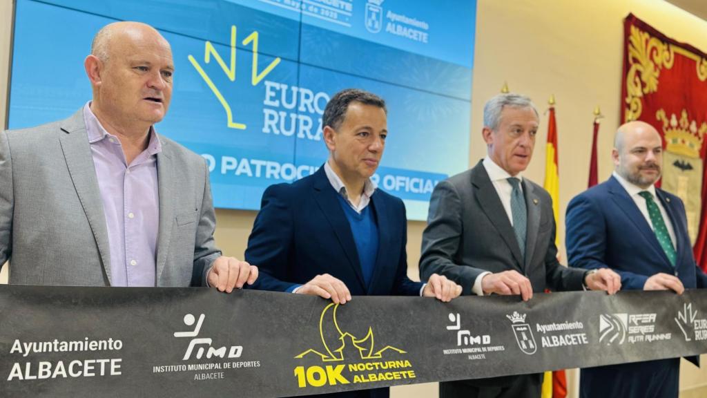 El alcalde de Albacete, Manuel Serrano, ha firmado este viernes un convenio de patrocinio de la 10K Nocturna con Eurocaja Rural, que ha estado representada en este acto por su presidente Javier López Martín.