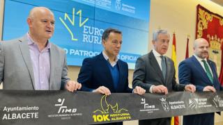El alcalde de Albacete, Manuel Serrano, ha firmado este viernes un convenio de patrocinio de la 10K Nocturna con Eurocaja Rural, que ha estado representada en este acto por su presidente Javier López Martín.