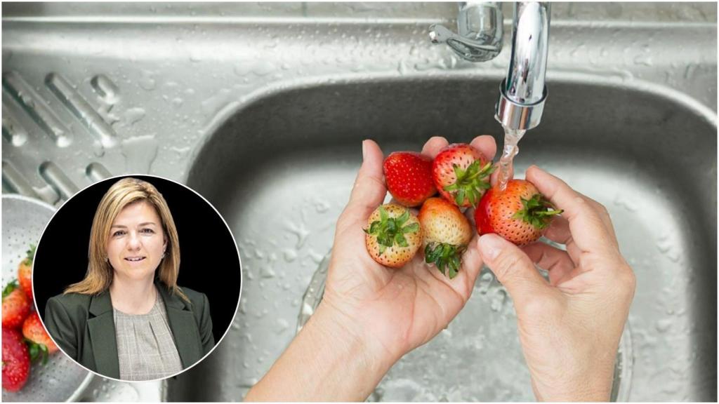 Un montaje de una persona lavando fresas y la química Ana Hernández.