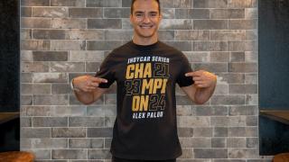 Alex Palou celebrando su tercer título de IndyCar