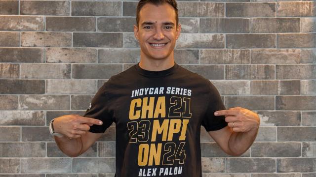 Alex Palou celebrando su tercer título de IndyCar