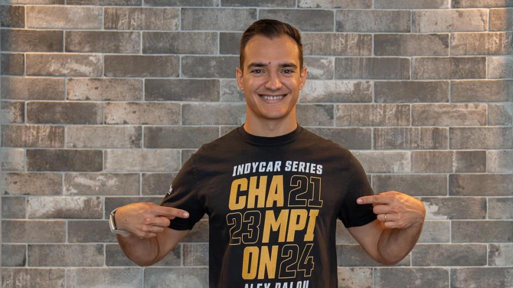 Alex Palou celebrando su tercer título de IndyCar