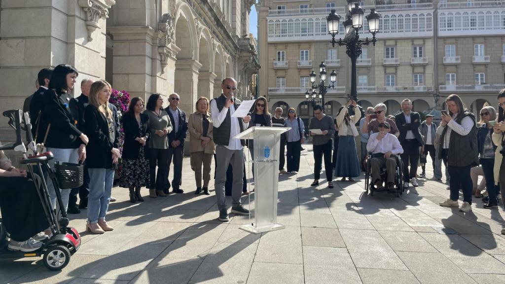 Ricardo González durante la lectura del manifiesto por el Día del Párkinson.