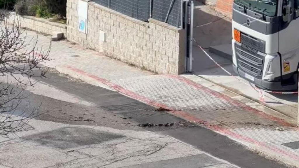 Un camión en un acceso a la planta de GNL.