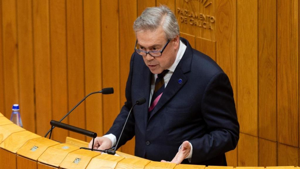 El conselleiro de Sanidade, Antonio Gómez Caamaño, en el pleno del Parlamento de Galicia.