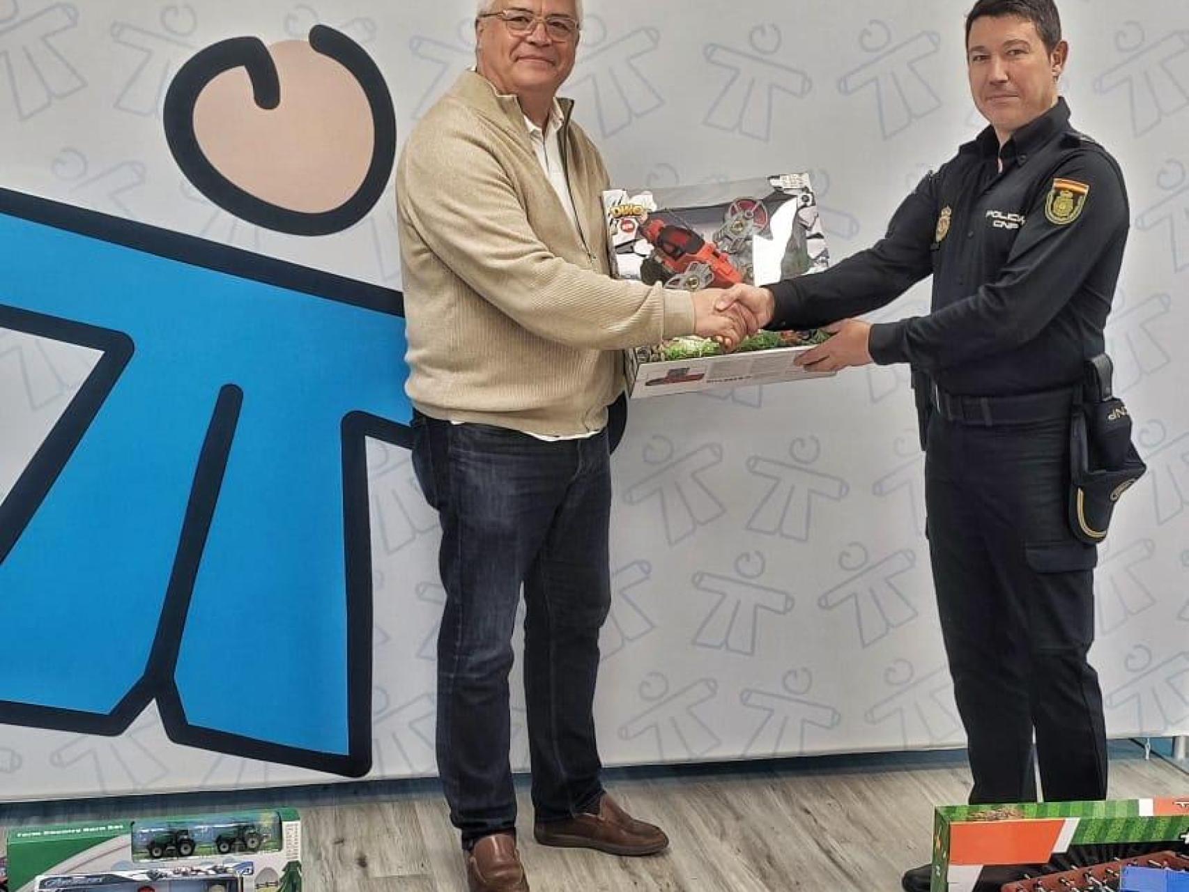 El regalo de la Policía para los niños con cáncer de Aragón: juguetes incautados en una operación contra el cibercrimen