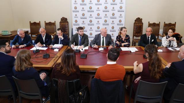 El alcalde de Valladolid, Jesus Julio Carnero, en la reunión mantenida con los representantes de las empresas mexicanas.