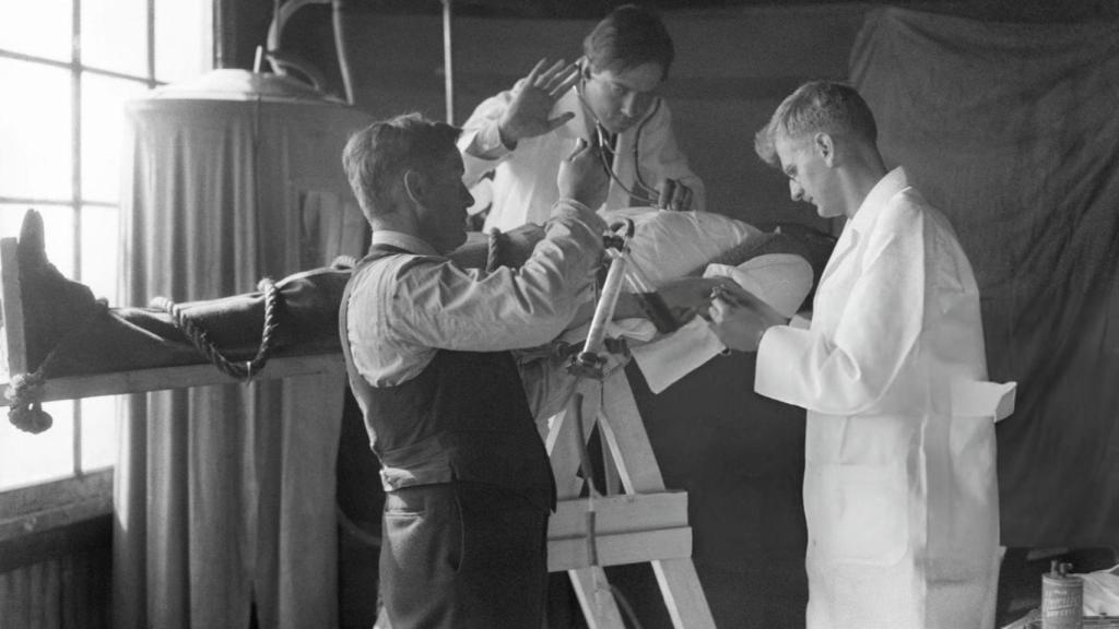 Robert Cornish (centro), probando su método de resurrección.