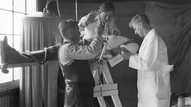 Robert Cornish (centro), probando su método de resurrección.