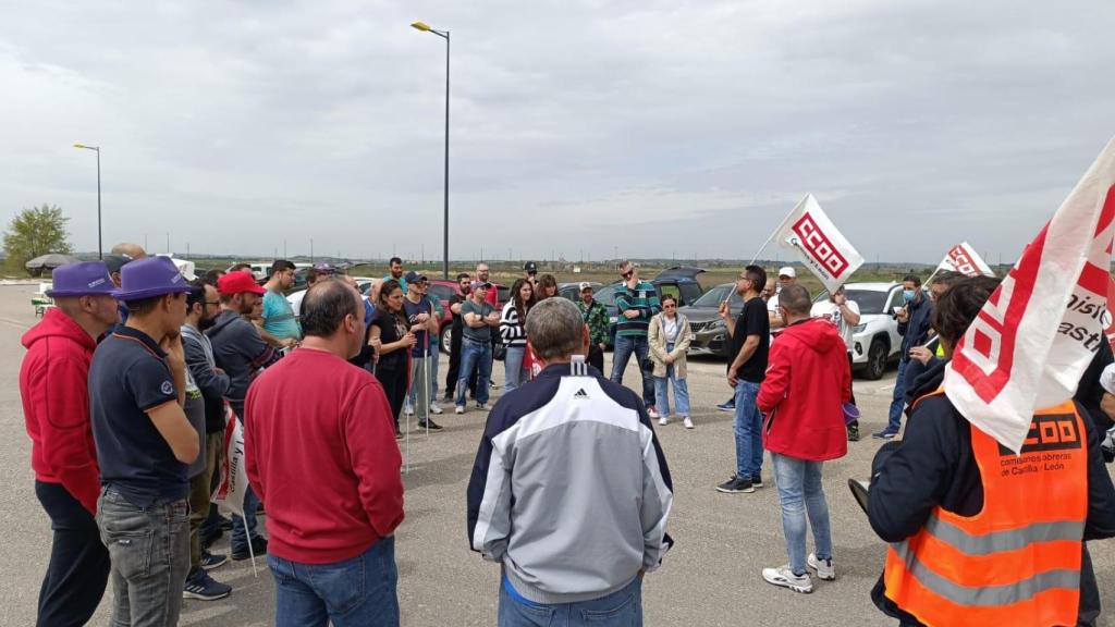 Asamblea improvisada durante la concentración de CCOO a las puertas de Cementos Molins, en Cabezón de Pisuerga