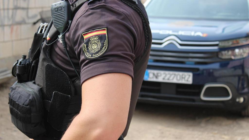 Un agente de la Policía Nacional