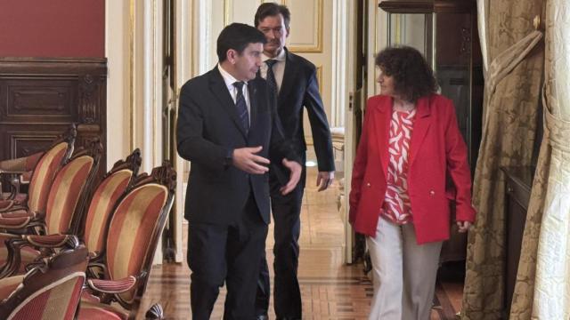 El delegado del gobierno en Galicia, Pedro Blanco, junto a la alcaldesa de Santiago, Goretti Sanmartín.