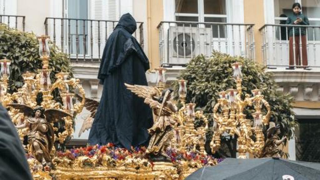 Los cofrades miran el cielo.