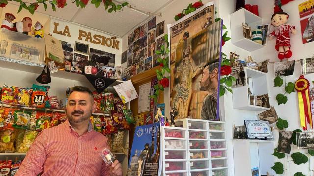 Óscar Iglesias, en su quiosco, con uno de los nazarenos de gominola que vende