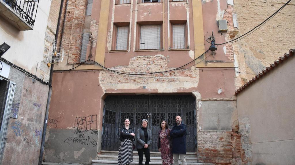 La alcaldesa de Toro, Ángeles Medina, junto a los concejales Javier López, María Velasco y Lorenza Prieto, a las puertas del Cine Imperio