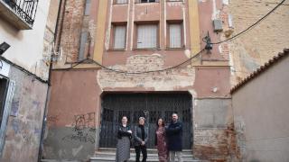 La alcaldesa de Toro, Ángeles Medina, junto a los concejales Javier López, María Velasco y Lorenza Prieto, a las puertas del Cine Imperio