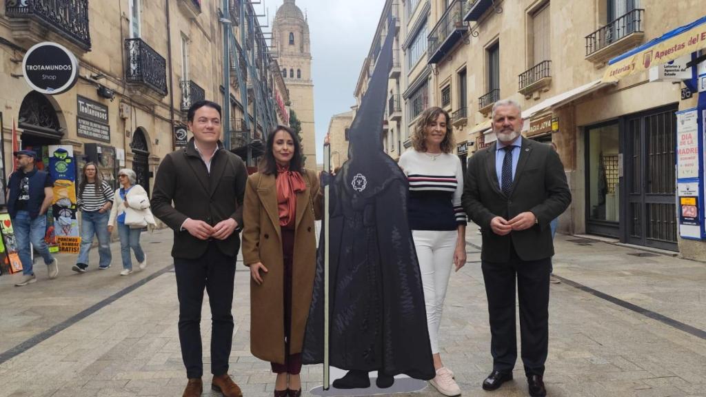 Presentación de ilustraciones cofrades para dinamizar el comercio y promocionar la Semana Santa en la calle Rúa
