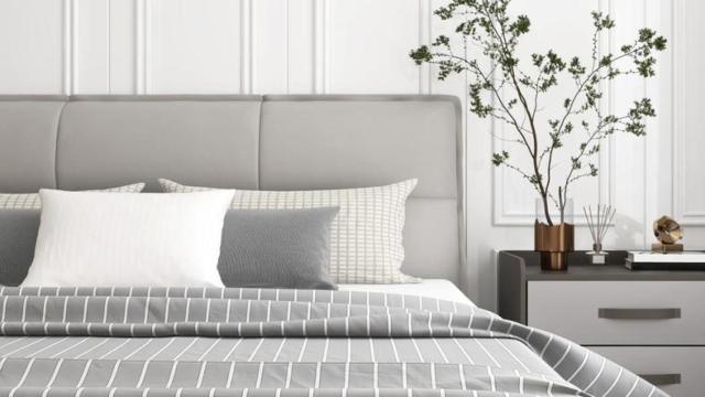 Primer plano de un cabecero con acabado elegante.