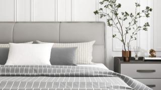 Primer plano de un cabecero con acabado elegante.