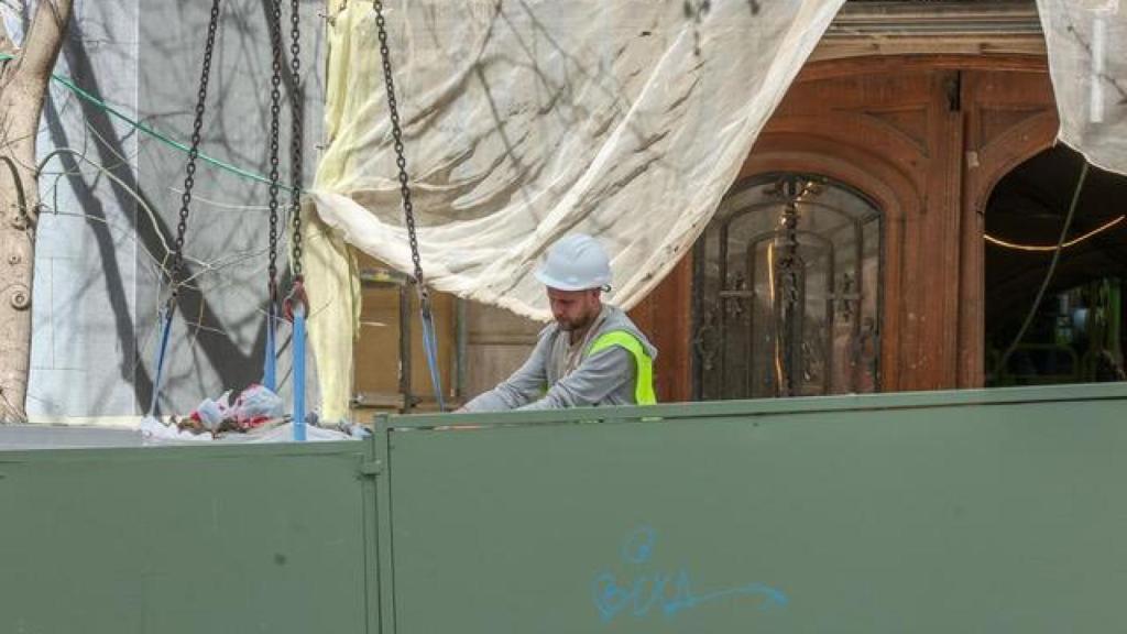 Los obreros en las inmediaciones de la casa de los Franco.