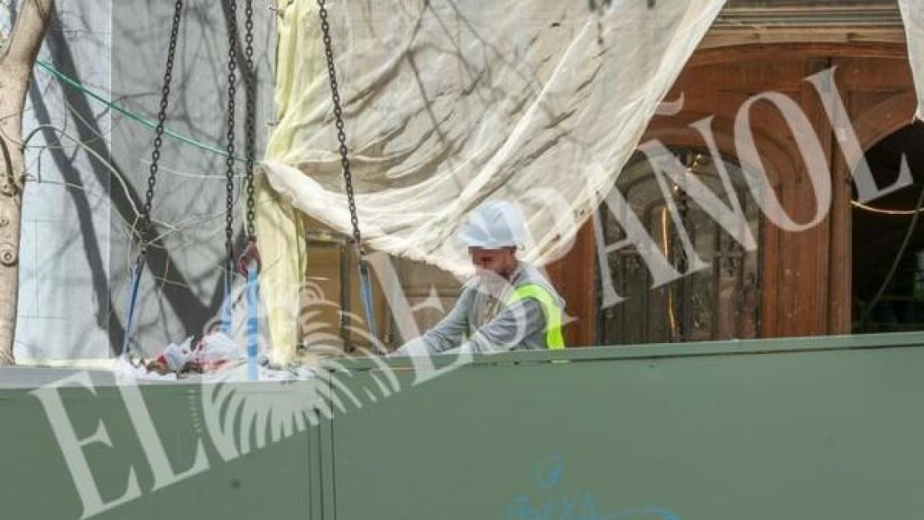 Los obreros en las inmediaciones de la casa de los Franco.