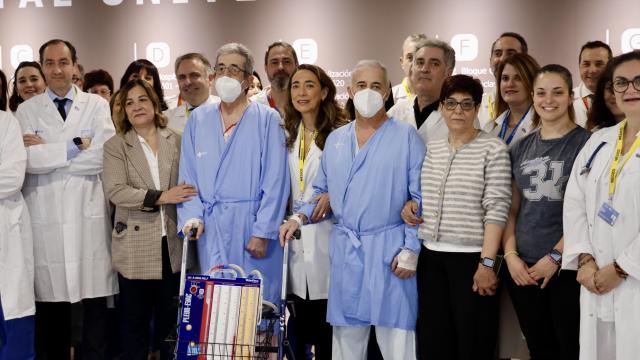 Equipo médico y dos de los pacientes durante la presentación del programa en Hospital de Salamanca