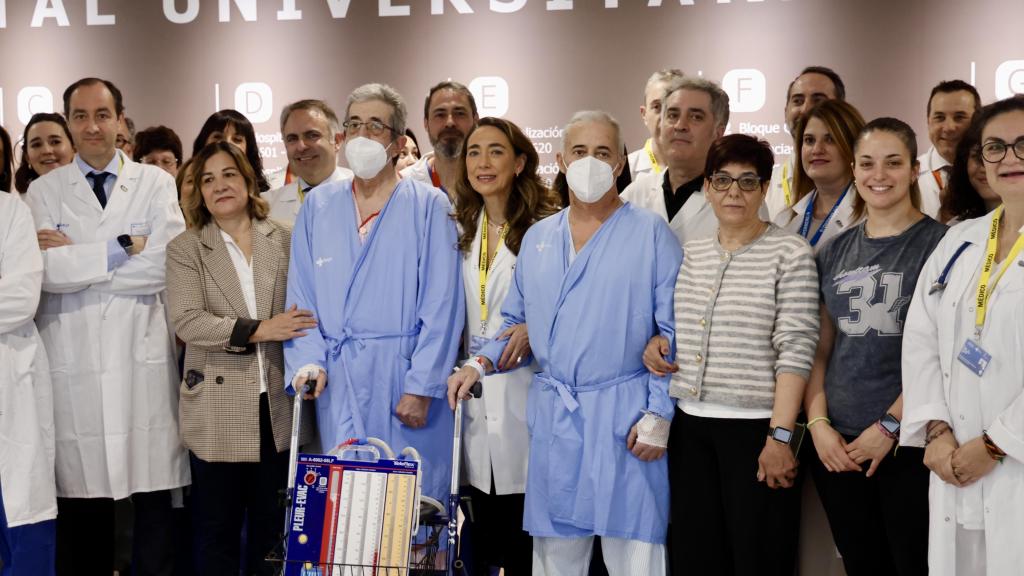Equipo médico y dos de los pacientes durante la presentación del programa en Hospital de Salamanca