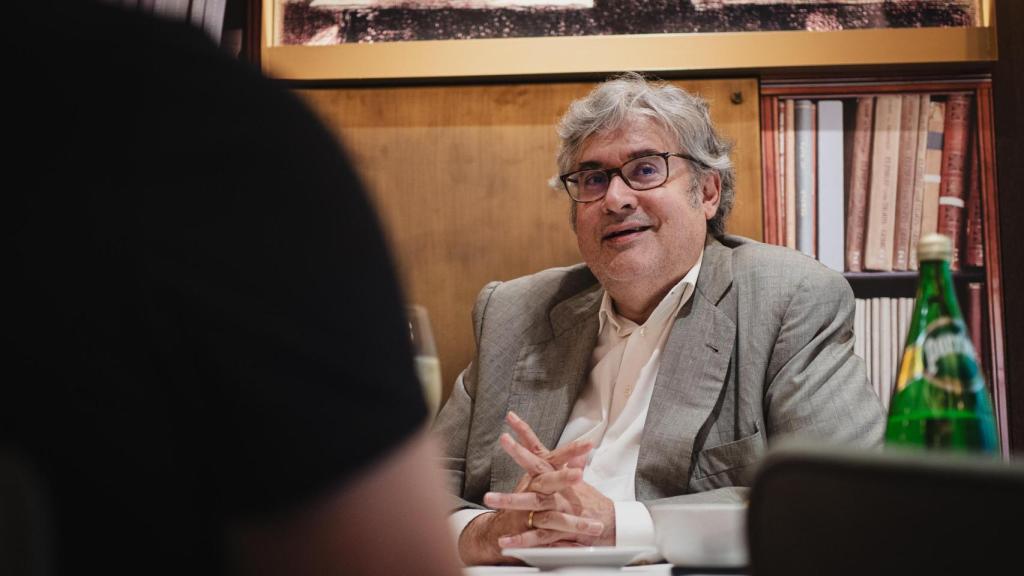 Juan Manuel de Prada en un momento de su entrevista con El Cultural. Foto: Laura Mateo | El Español