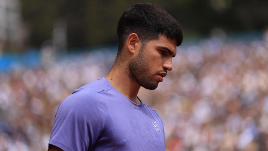 Carlos Alcaraz se lamenta tras perder un punto.