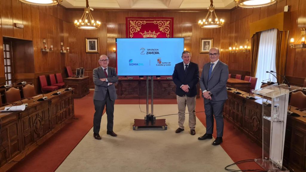 El presidente de la Diputación, Javier Faúndez, y el director general de Infraestructuras, José Manuel Jiménez, y el delegado territorial de la Junta en Zamora, Javier Pradadurante la presentación del programa