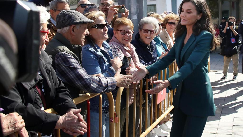 La reina Letizia es recibida entre aplausos y piropos en León
