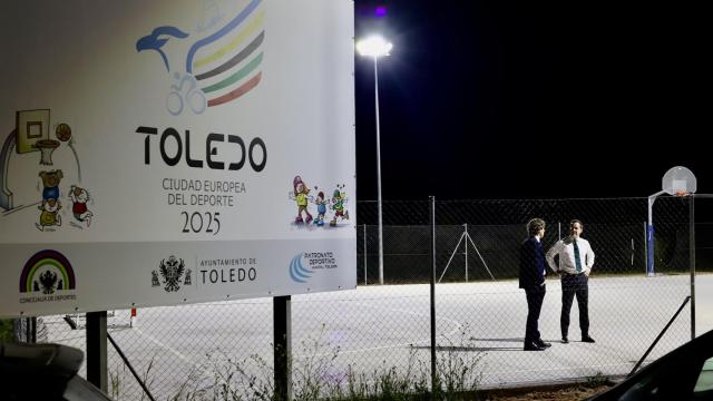 El alcalde, Carlos Velázquez, y el concejal, Rubén Lozano, comprueban la iluminación de las pistas.