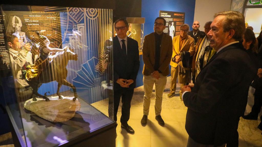 El alcalde de Salamanca, Carlos García Carbayo, junto al director del museo, Pedro Pérez Castro, y numerosas autoridades