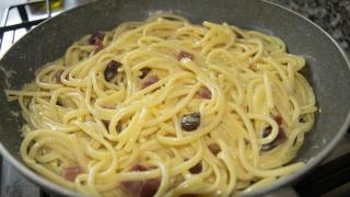 Una sartén con espaguetis.