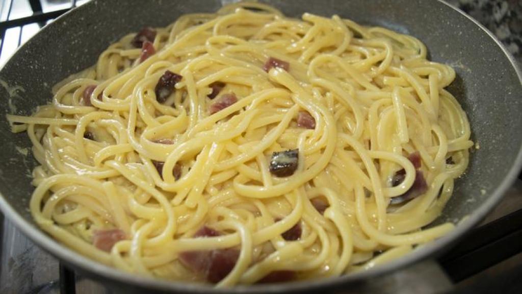 Una sartén con espaguetis.
