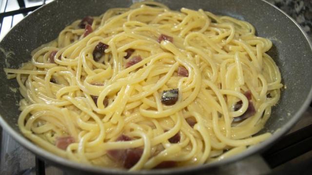 Una sartén con espaguetis.