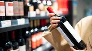 5 buenos vinos baratos de supermercado para llevar a las cenas y quedar como un experto sumiller