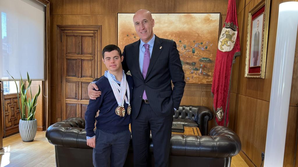 El alcalde de León recibe al deportista Pablo Miguel