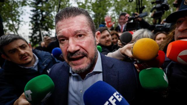 El exsecretario autonómico de Emergencias, Emilio Argüeso, su llegada a los juzgados de València para declarar como investigado en la causa judicial por la gestión de la dana. Efe / Biel Aliño