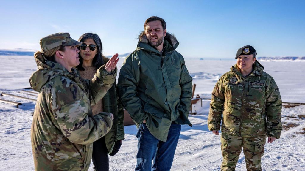 La comandante de la base militar estadounidense de Pituffik, en Groenlandia, Susannah Meyers, junto al vicepresidente estadounidense, JD Vance, durante su visita el pasado 28 de marzo.