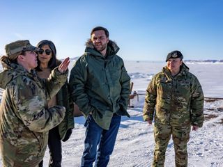 La comandante de la base militar estadounidense de Pituffik, en Groenlandia, Susannah Meyers, junto al vicepresidente estadounidense, JD Vance, durante su visita el pasado 29 de marzo.