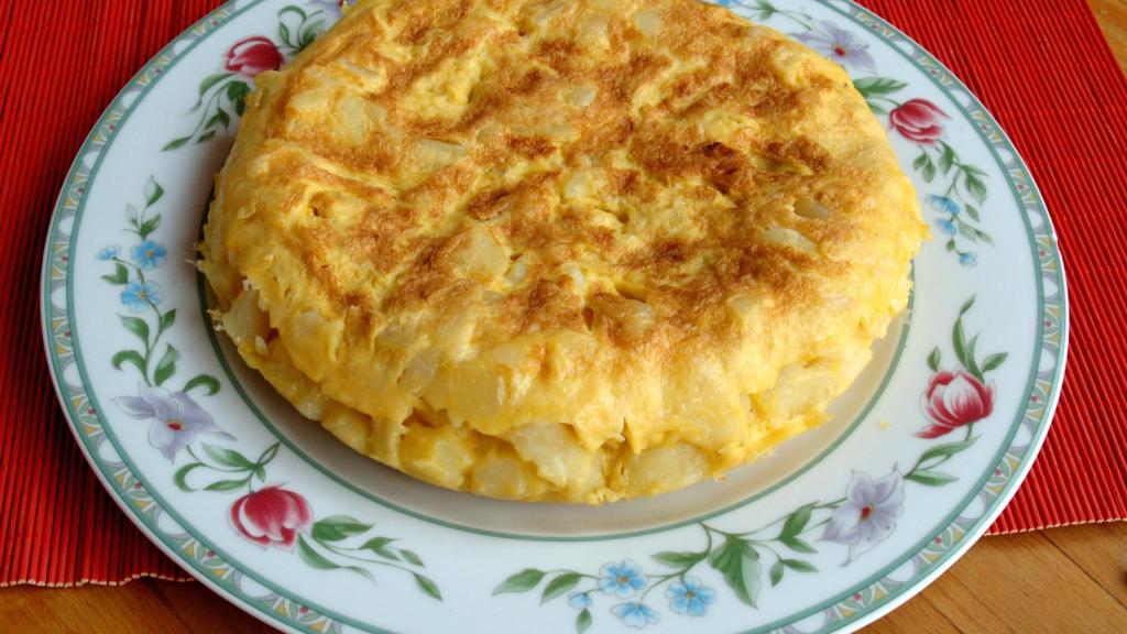 Una tortilla de patatas casera en un plato.